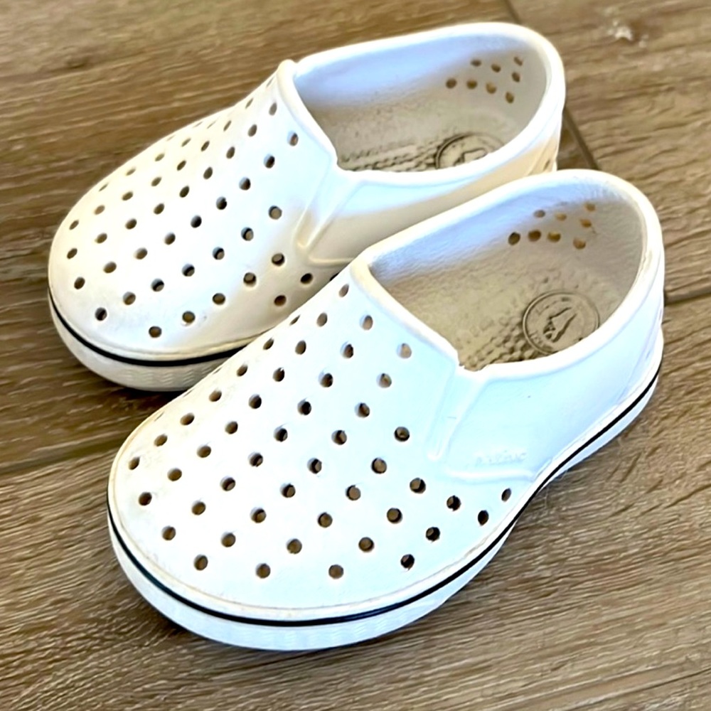 Size C5 Native Miles shoe in white